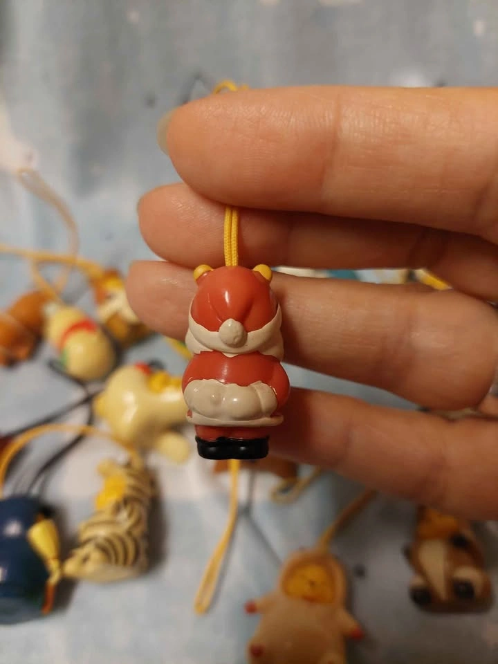 🏈 Vintage Japanese Exclusive Peek-a-Pooh - Santa Charm! - photo 2