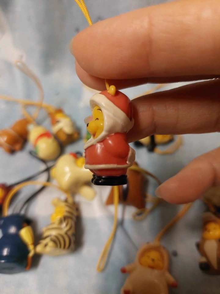🏈 Vintage Japanese Exclusive Peek-a-Pooh - Santa Charm! - photo 3