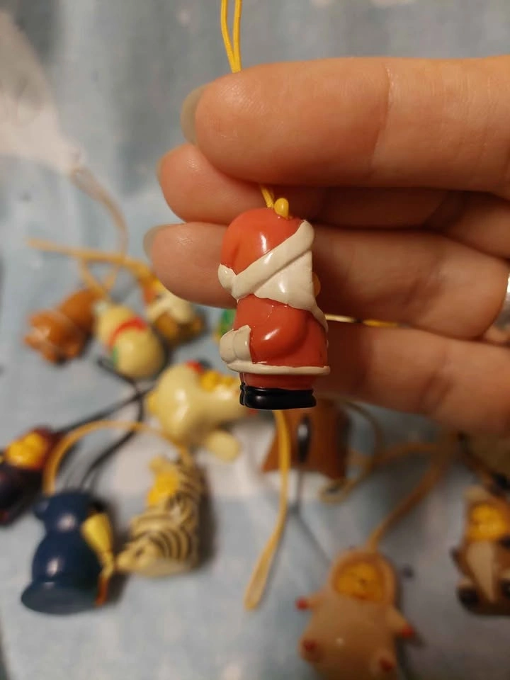 🏈 Vintage Japanese Exclusive Peek-a-Pooh - Santa Charm! - photo 4