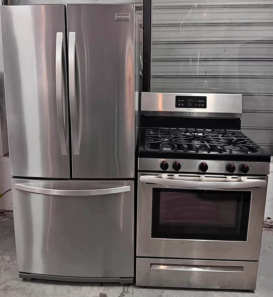 Frigidaire refrigerator and stove set