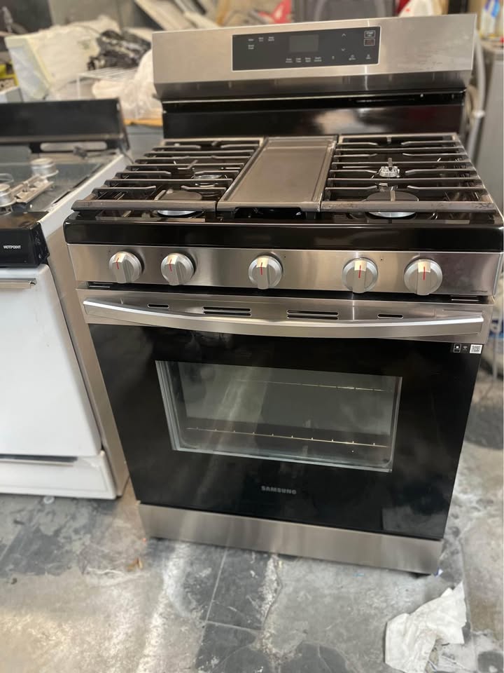 Samsung stove 30 wide black and silver - photo 2