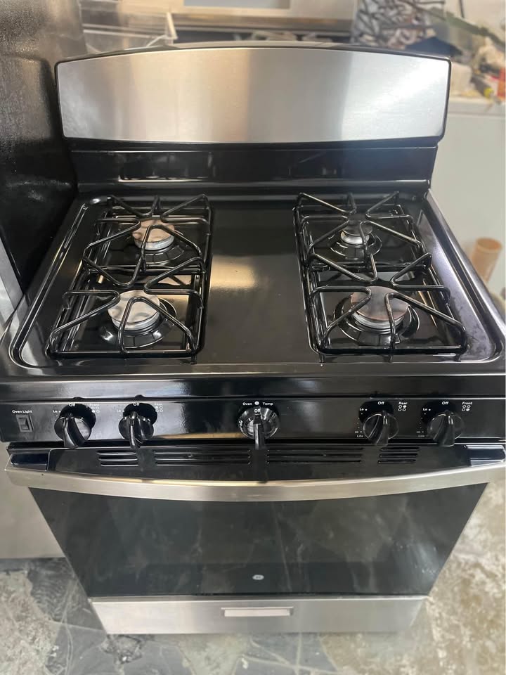 30 inch black and silver fridge and stove - photo 5