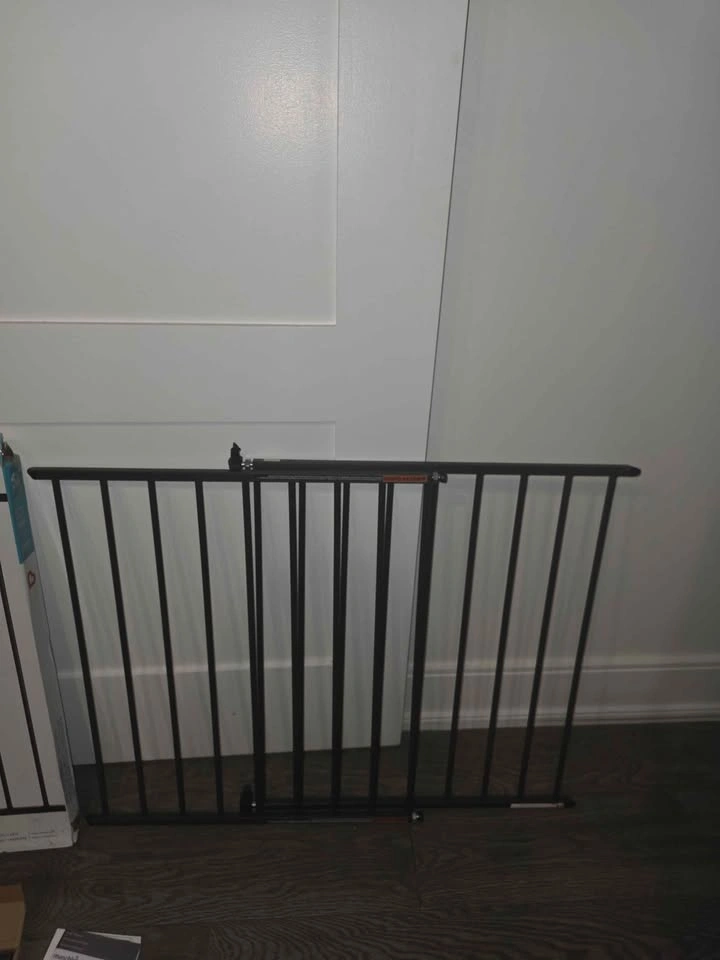 Munchkin Push to Close Baby Gate - photo 2