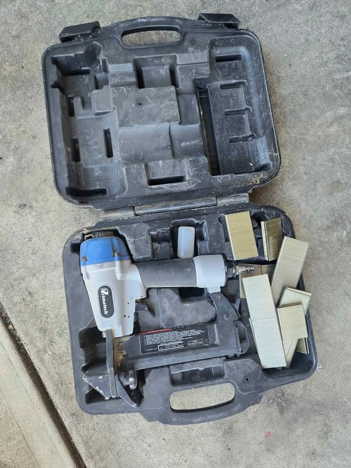 Primatech Pneumatic Hardwood Flooring Nailer with Case & Cleats - photo 2
