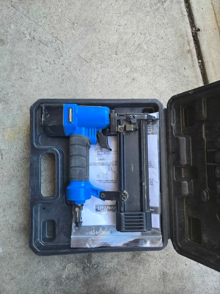 Mastercraft Pneumatic Brad Nailer / Finish Nailer with Case - photo 2