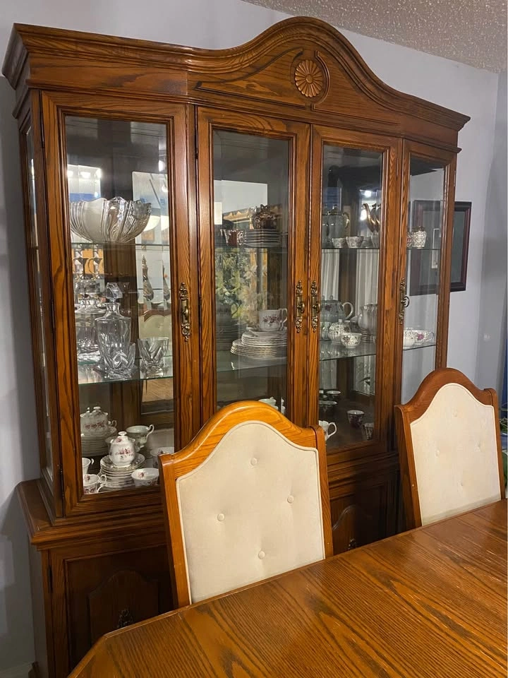 Elegant Oak Dining Room Set – Table, 6 Chairs & China Cabinet - photo 3
