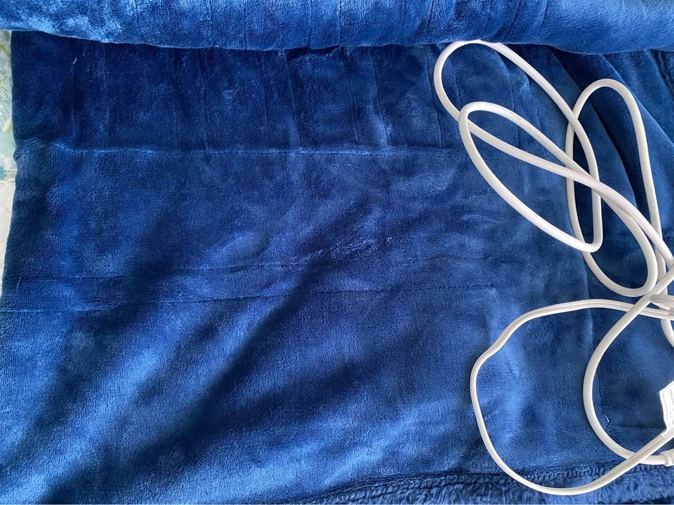 BERKSHIRE BLUE ELECTRIC THROW BLANKET - photo 2