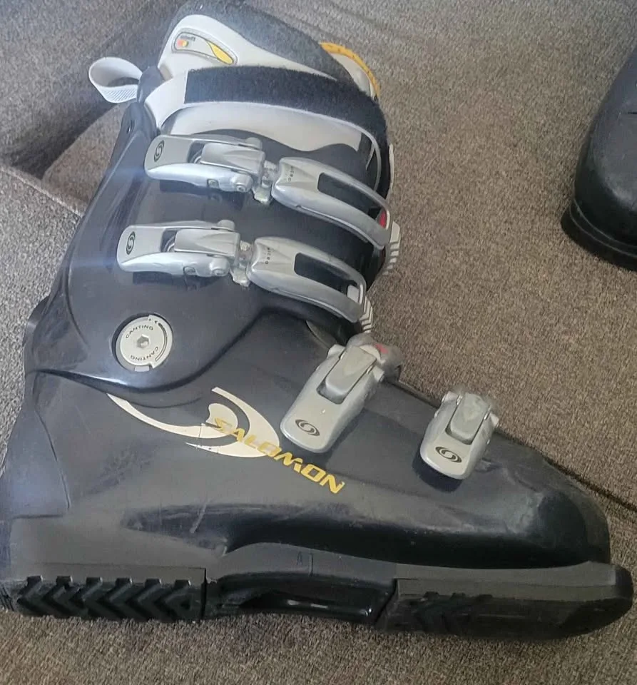 Salomon Ski Boots (Women’s US 9) + Scott Goggles image indicator(2)