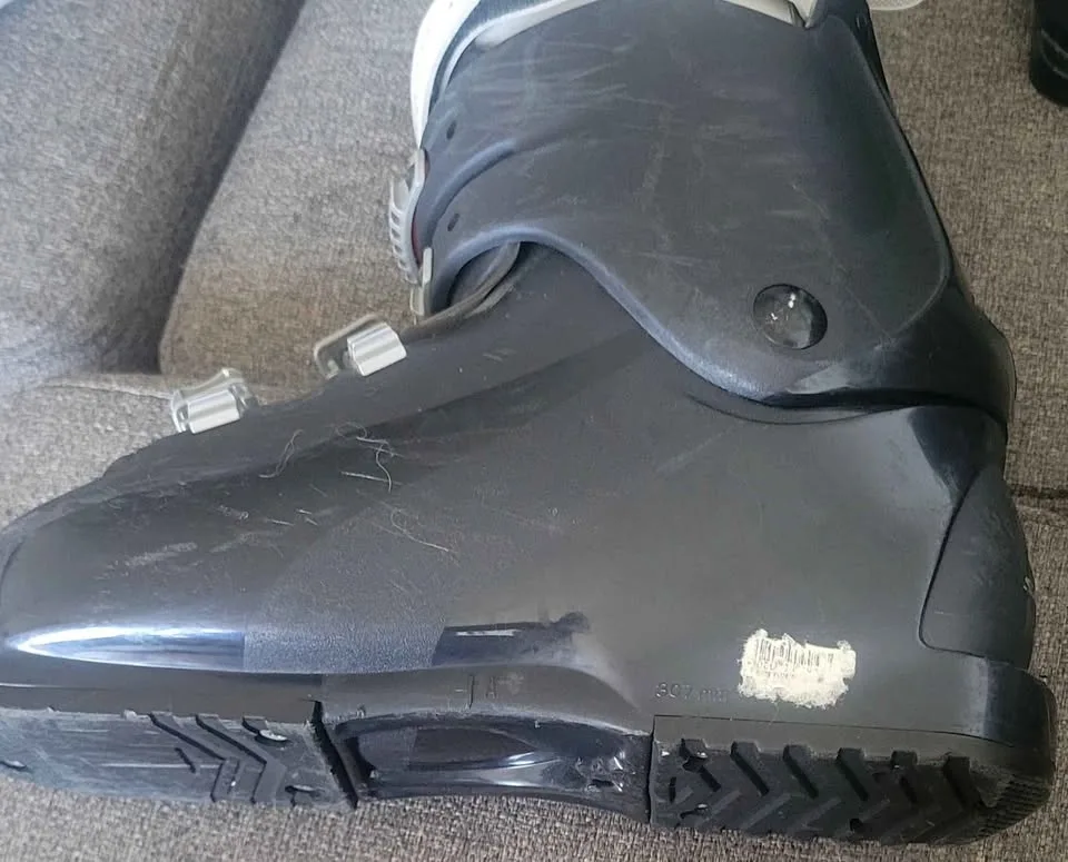 Salomon Ski Boots (Women’s US 9) + Scott Goggles image indicator(3)