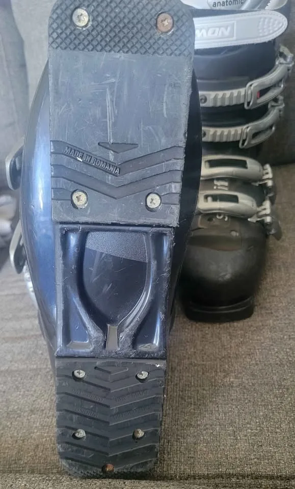 Salomon Ski Boots (Women’s US 9) + Scott Goggles image indicator(4)