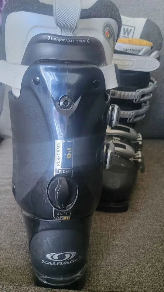 Salomon Ski Boots (Women’s US 9) + Scott Goggles image indicator(5)