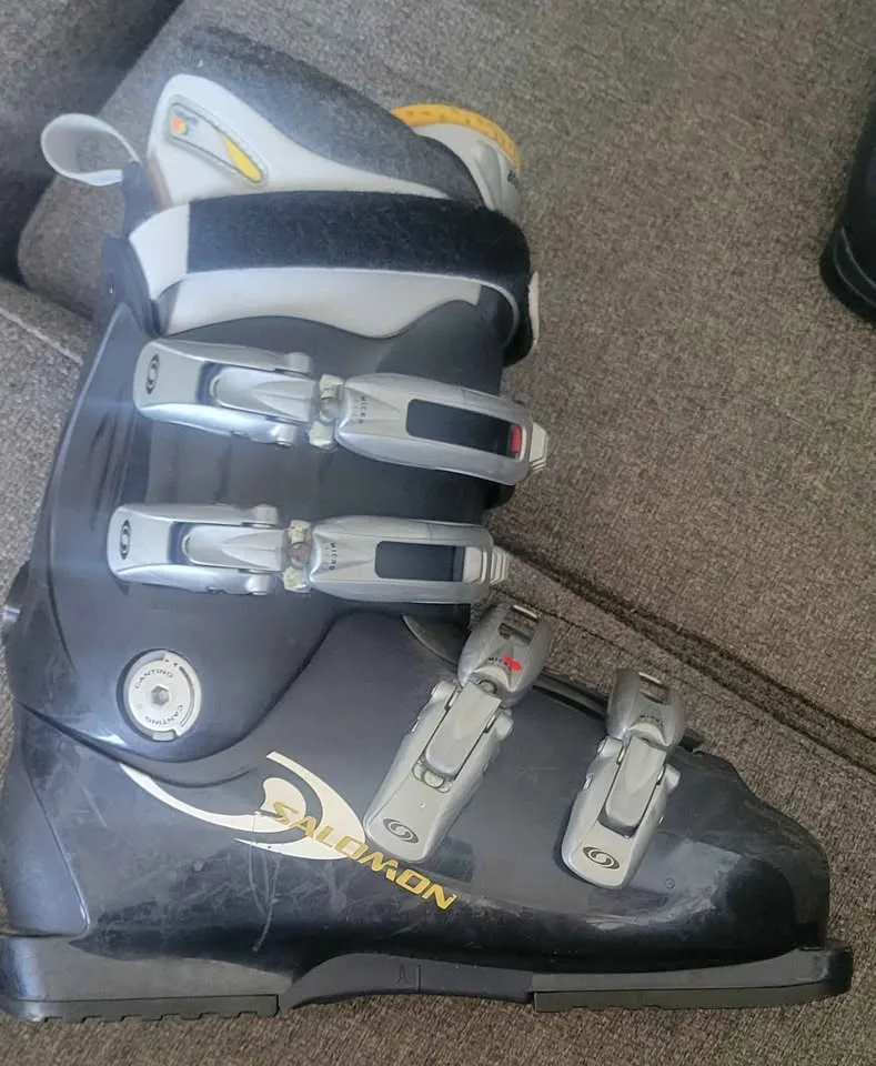 Salomon Ski Boots (Women’s US 9) + Scott Goggles image indicator(6)