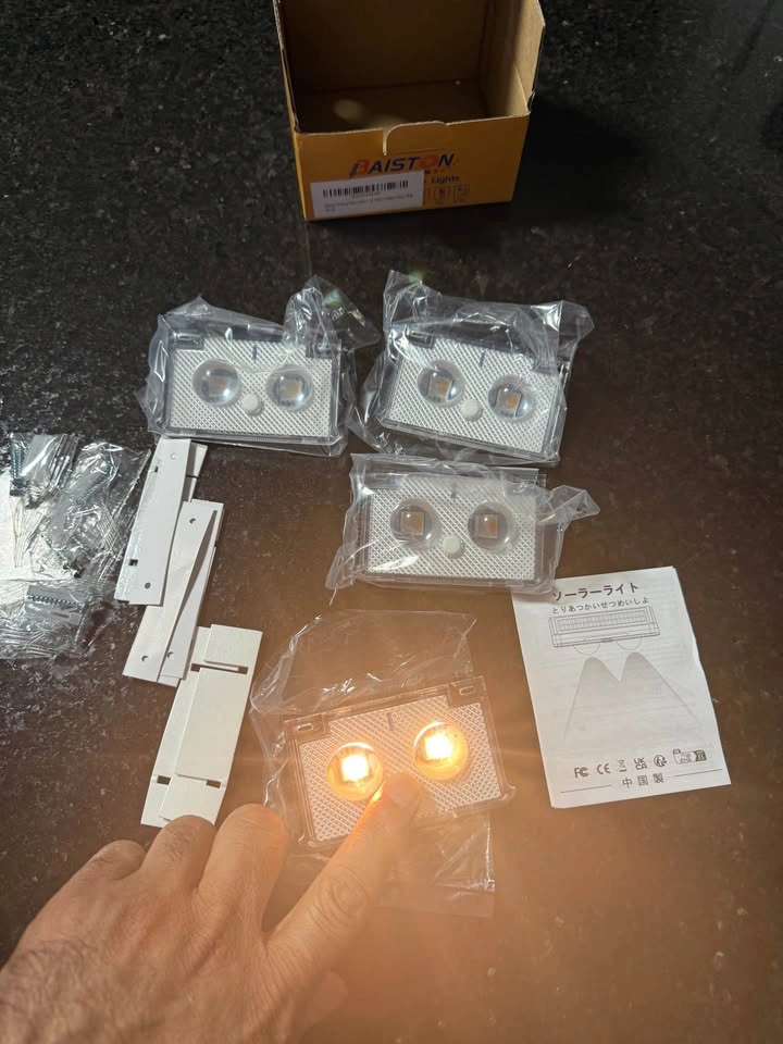 Solar Fence Lights Outdoor：4 Pack, RGB Color Changing - photo 2