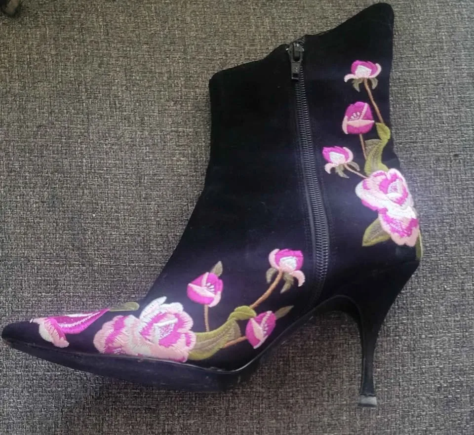 Black Floral Embroidered Stiletto Boots – Size 7.5 image indicator(2)