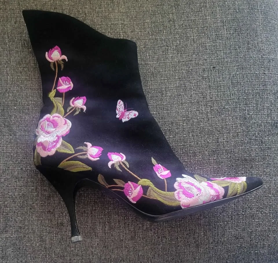 Black Floral Embroidered Stiletto Boots – Size 7.5 image indicator(3)