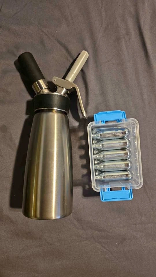 Stainless Steel Whipped Cream Dispenser with Chargers