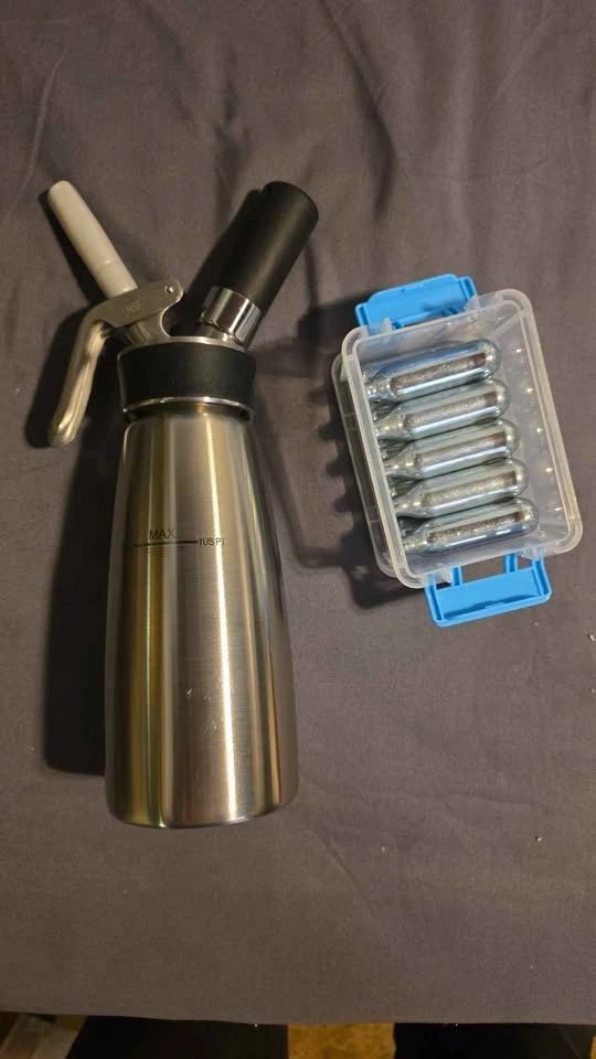 Stainless Steel Whipped Cream Dispenser with Chargers - photo 2