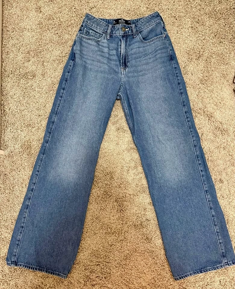 Hollister Ultra High-Rise Baggy Jeans