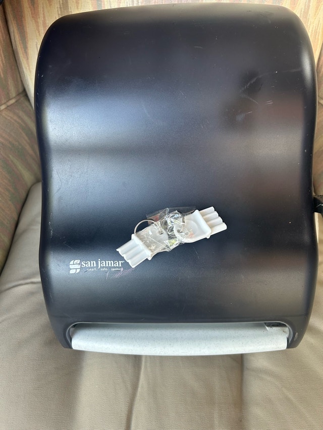 San Jamar Roll Paper Towel Dispenser with Lever Handle - photo 2