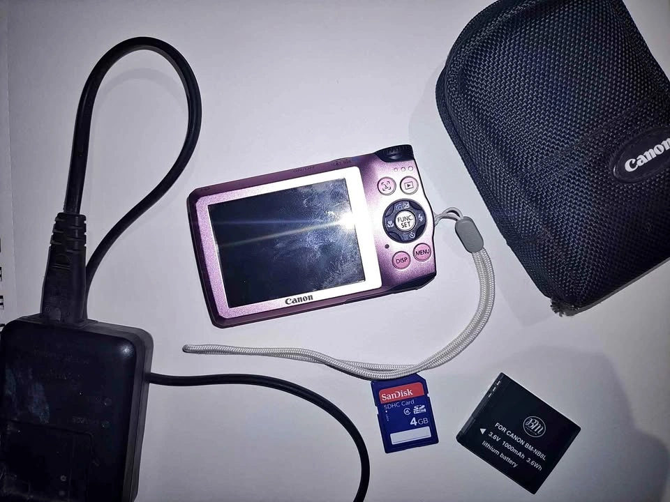 (for parts) 2011 Canon PowerShot A3200 IS with accessories