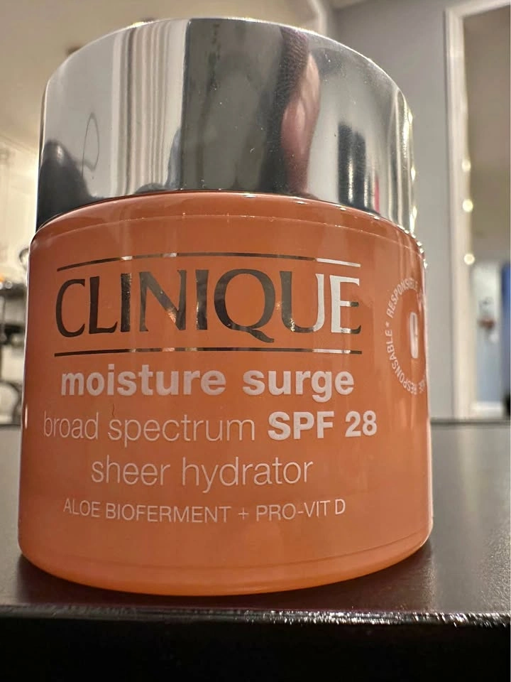 Clinique Moisture Surge Broad Spectrum SPF 28 Sheer Hydrator 75m