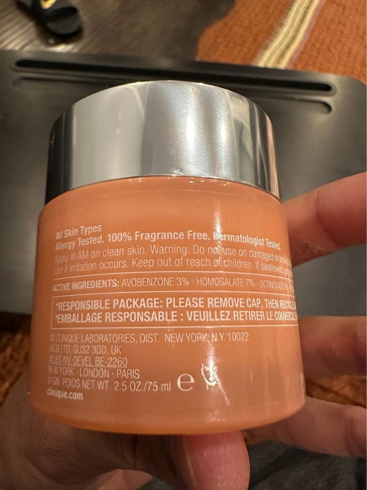 Clinique Moisture Surge Broad Spectrum SPF 28 Sheer Hydrator 75m - photo 2