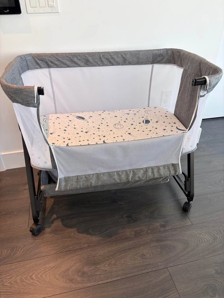 Adjustable Bedside Bassinet - photo 3