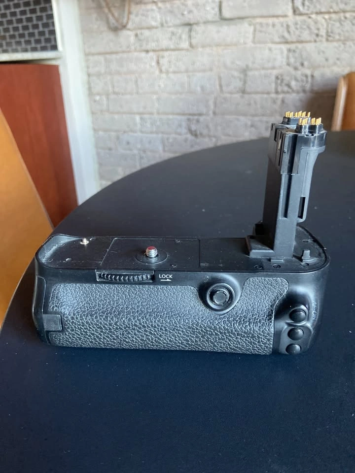 Canon BG-E11 Battery Grip 5Diii/5Ds/5Dsr - photo 2