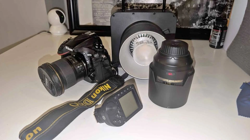 Nikon D810 + 20mm/105mm lenses and Neewer Q4 strobe