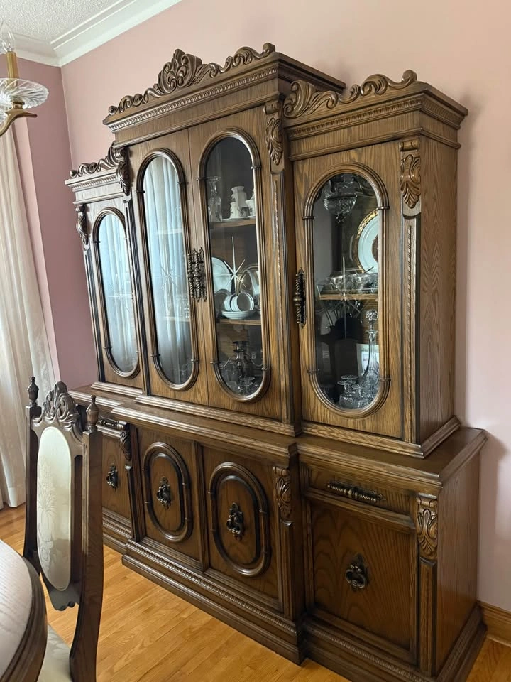 Complete Vintage Oak Dining Room Set – China Cabinet, Table + 6 - photo 2