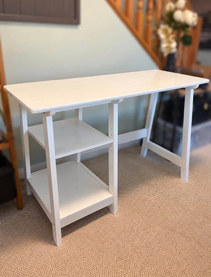Desk - photo 2