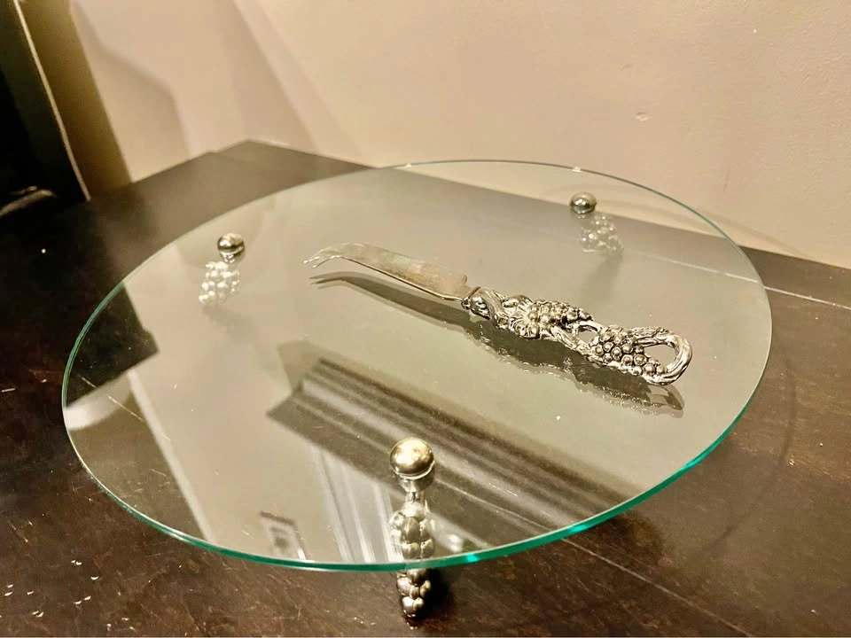 Vintage Silver Plated 3-Footed Grape Motif Glass Cake Stand - photo 3
