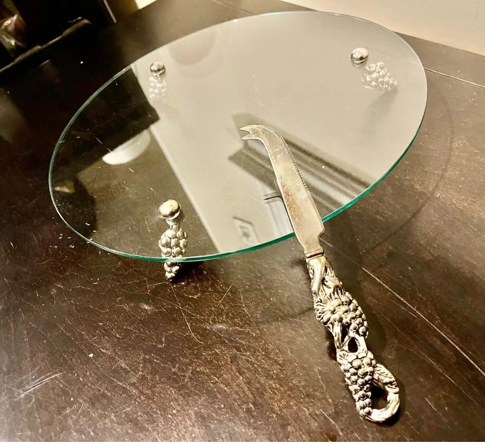Vintage Silver Plated 3-Footed Grape Motif Glass Cake Stand - photo 4