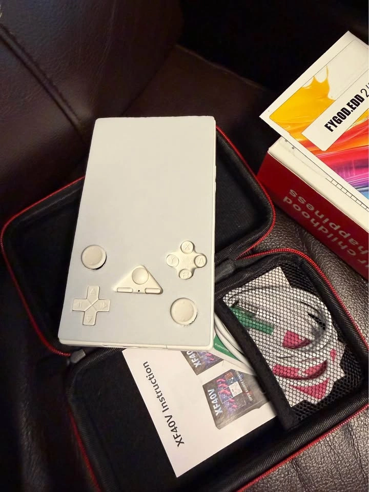 Brand new XF40V handheld console white 64GB - photo 3