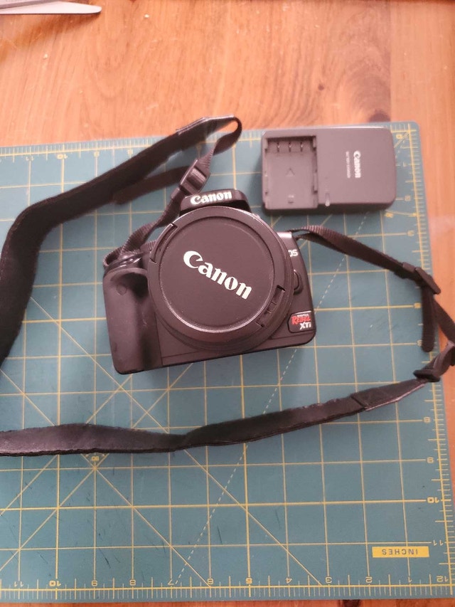 Canon EOS Rebel XTi 10.1mp D-SLR Camera with lens / 32 GB CF