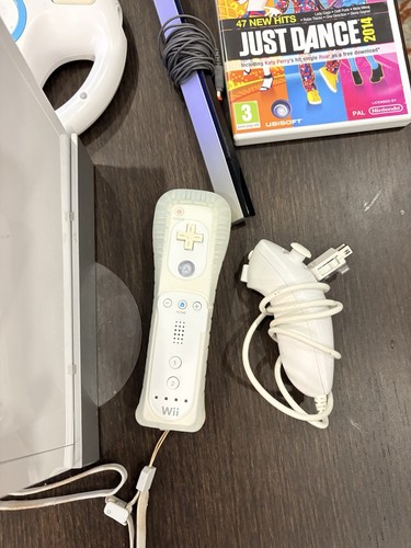 Nintendo Wii Console Full Bundle with All Accessories - photo 3