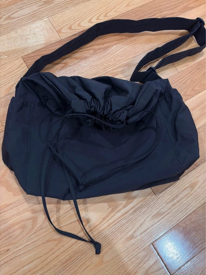 Uniqlo U Drawstring Shoulder Bag – Black - photo 3