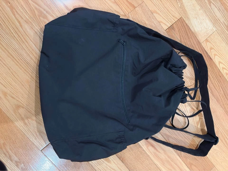 Uniqlo U Drawstring Shoulder Bag – Black - photo 4