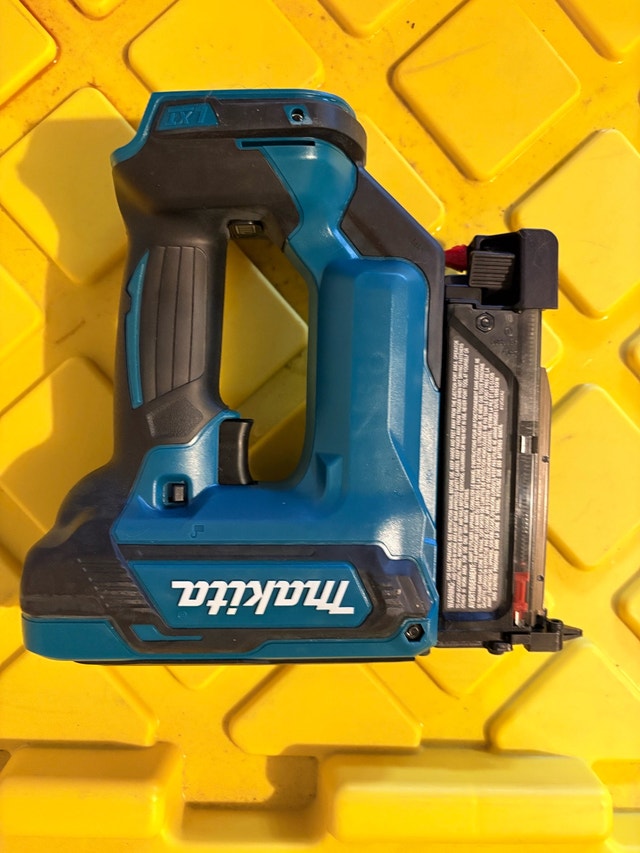 Makita DPT353 18V LXT Cordless Pin Nailer