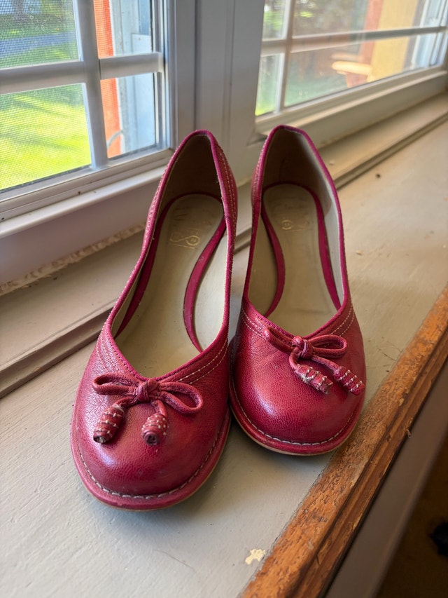 Clarks Leather Pumps – Women’s US/Canada 6 – Pristine Condition