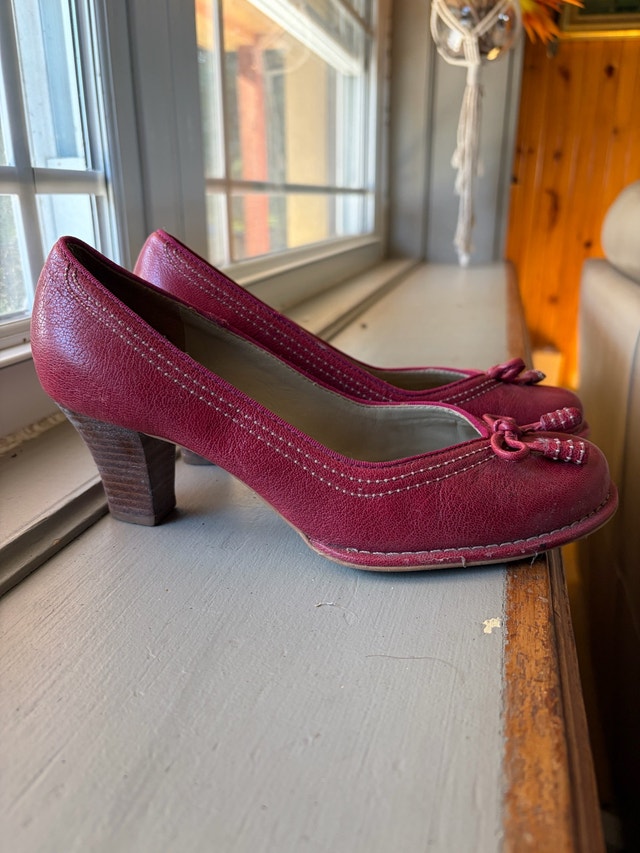 Clarks Leather Pumps – Women’s US/Canada 6 – Pristine Condition - photo 2