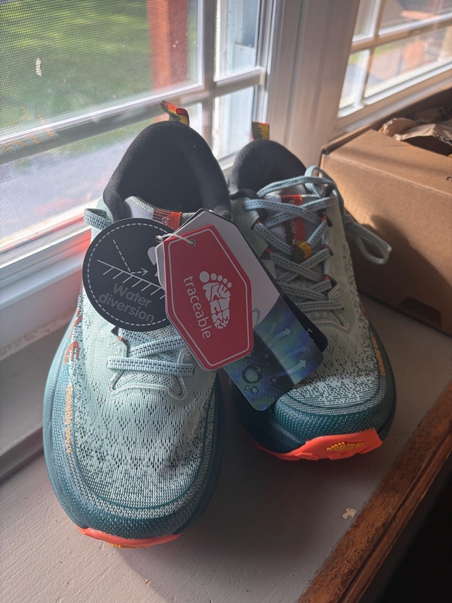 NEW Traceable Trail Running Shoes – EU 39 - photo 2