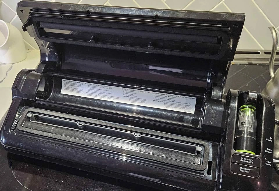 FoodSaver Vacuum Sealer - photo 2