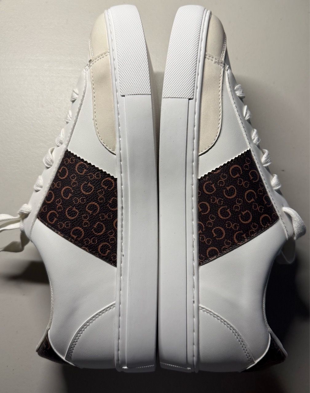 GUESS White GMBULLMAN-M shoes Men’s Size 11.5