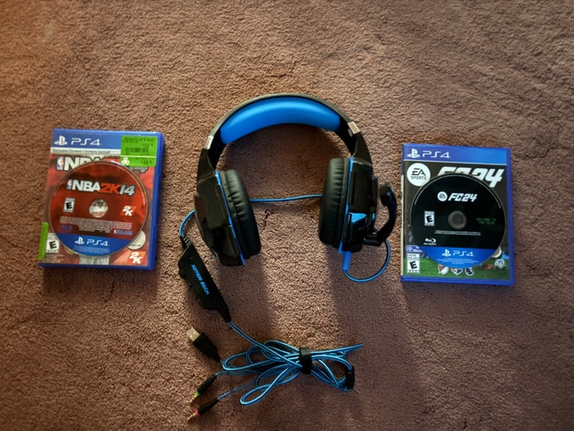 PS4 Bundle With 2 games and headphone