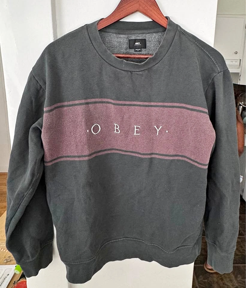 OBEY Worldwide Crewneck Sweatshirt – Charcoal / Burgundy – Size
