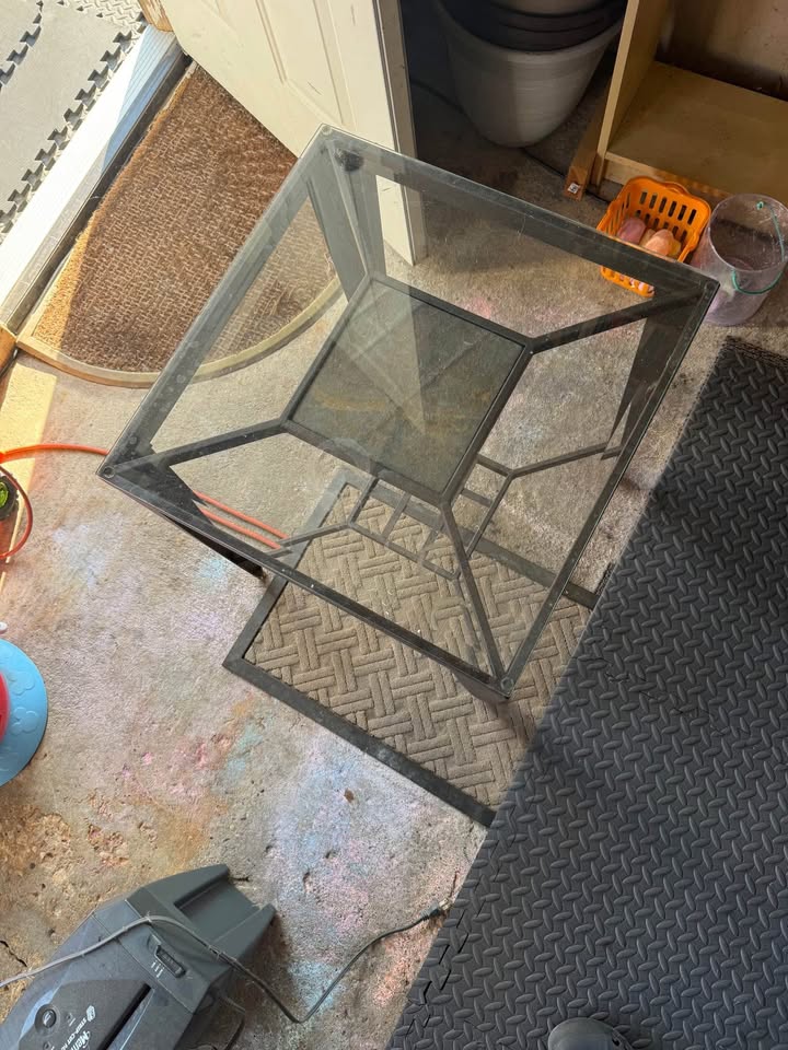 3 Glass tables - 1 center and 2 side tables - photo 3