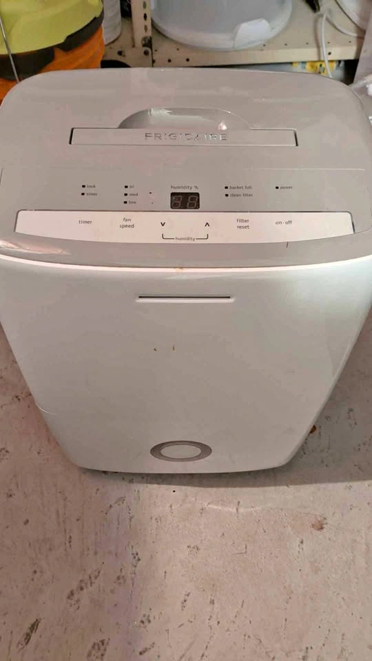 *NEEDS REPAIR* Frigidaire Dehumidifier