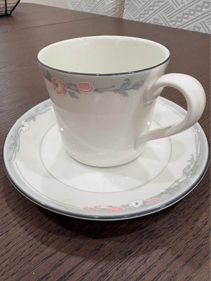 Royal Doulton "Fresh Flowers" Cup and Saucer - photo 2