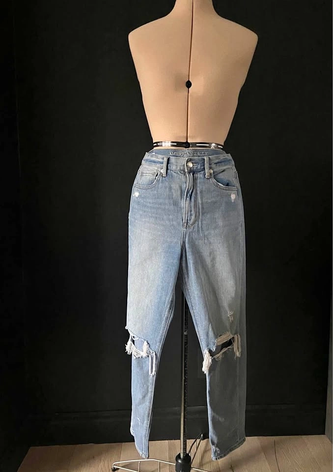 American Eagle Mom Jeans – Size 6 – High-Waisted